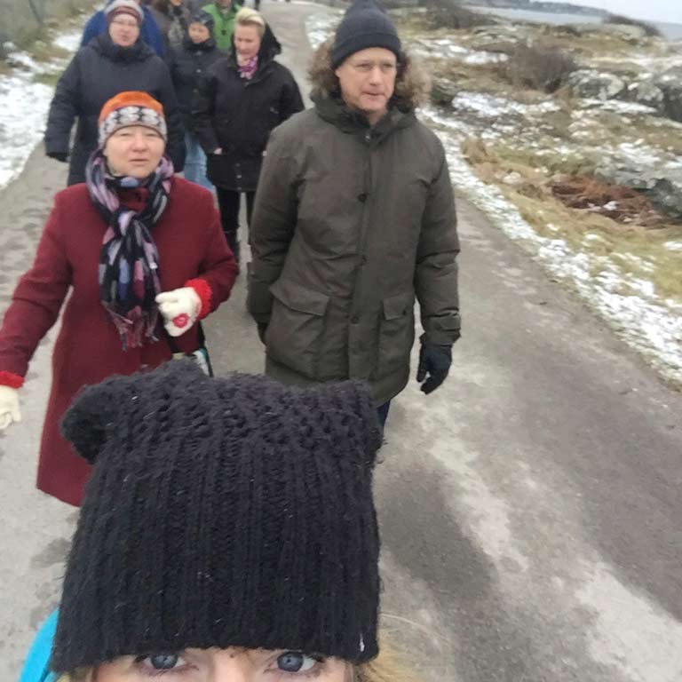 Brainwalk på gång: flera människor som promenerar parvis, Malin syns främst