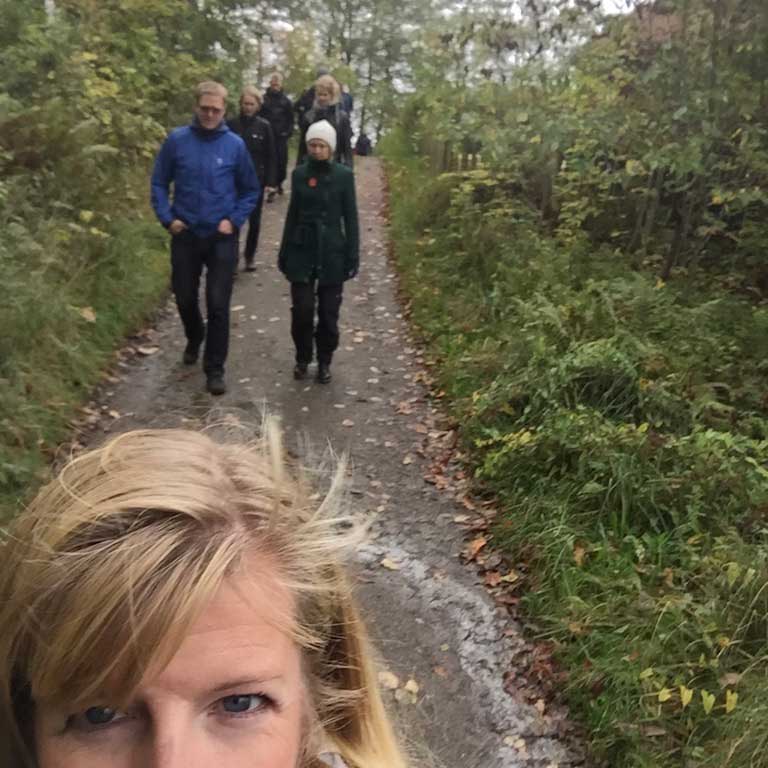 Brainwalk-selfie: toppen av Malins främst, bakom henne parvis promenerande