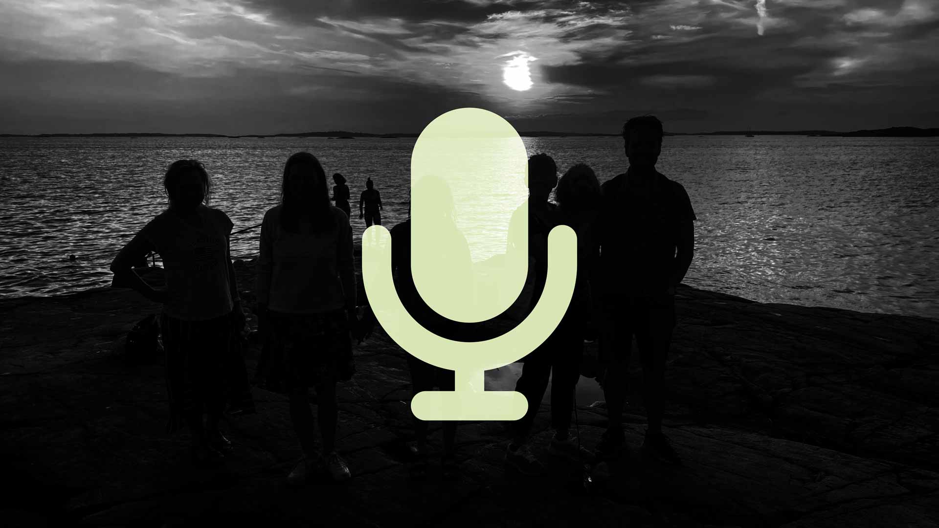 Omslagsbilden till Malins podd: ett svartvitt motljusfoto med himmel och några personer